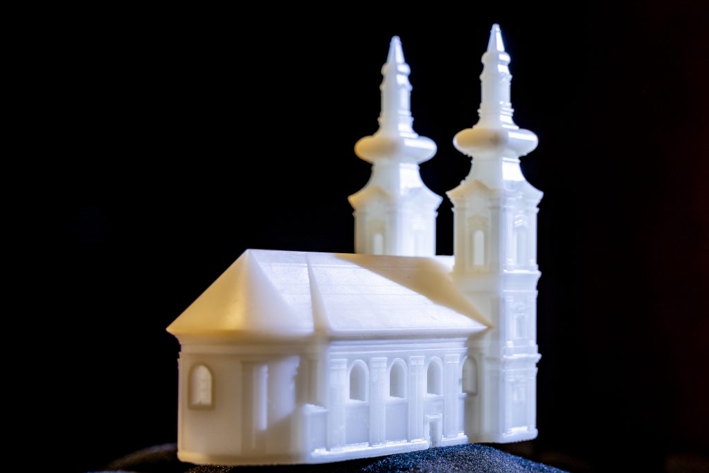 În această imagine se regăsește o machetă 3D în formă de clădire de culoare alb