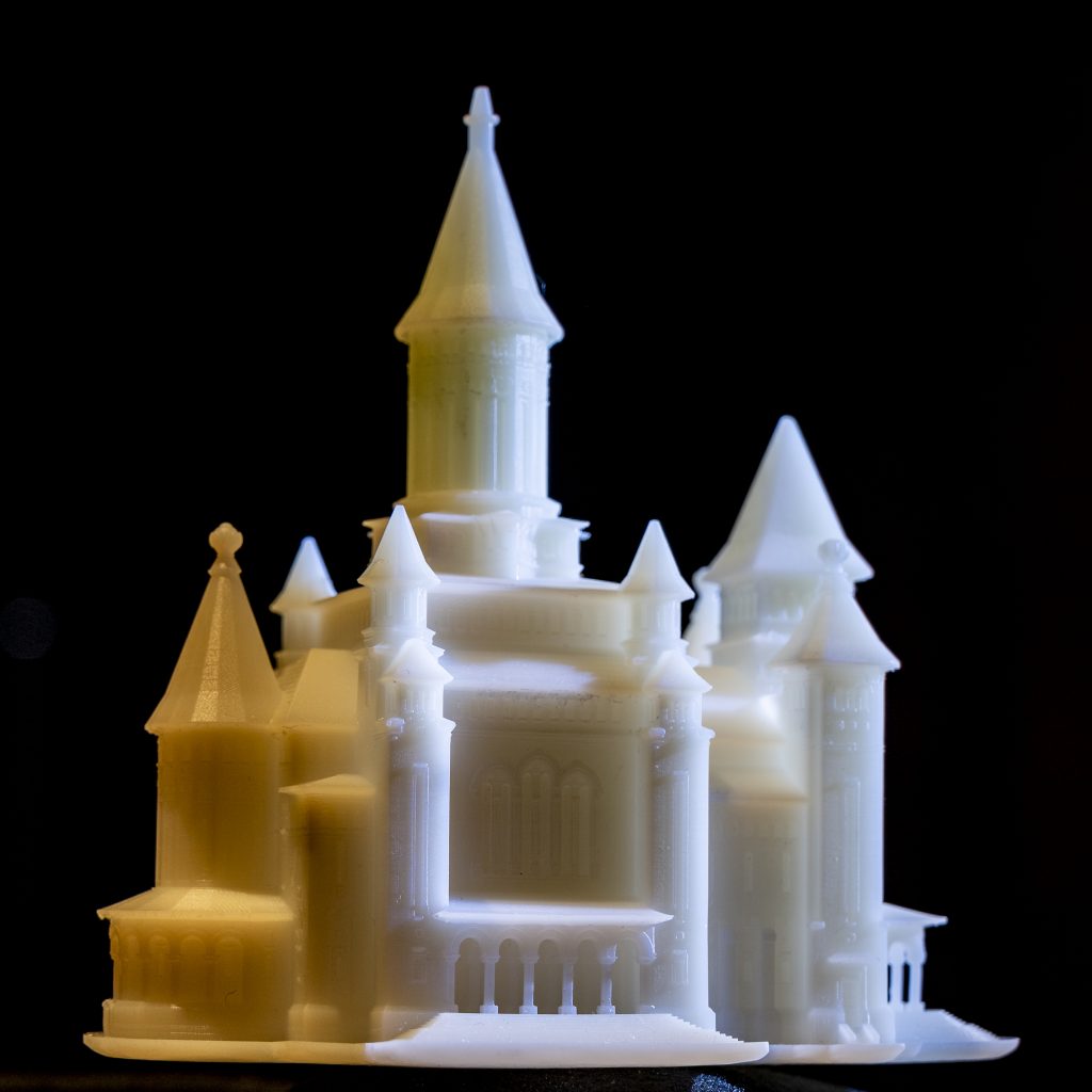 În această imagine se regăsește o machetă 3D în formă de clădire de culoare alb