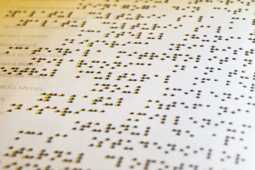 În această imagine este o machetă scrisă cu alfabetul braille