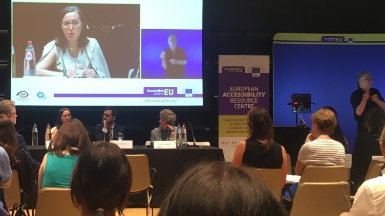 Panelul conferinței AccessibleEU discută despre accesibilitatea serviciilor bancare, a banilor și a plăților.