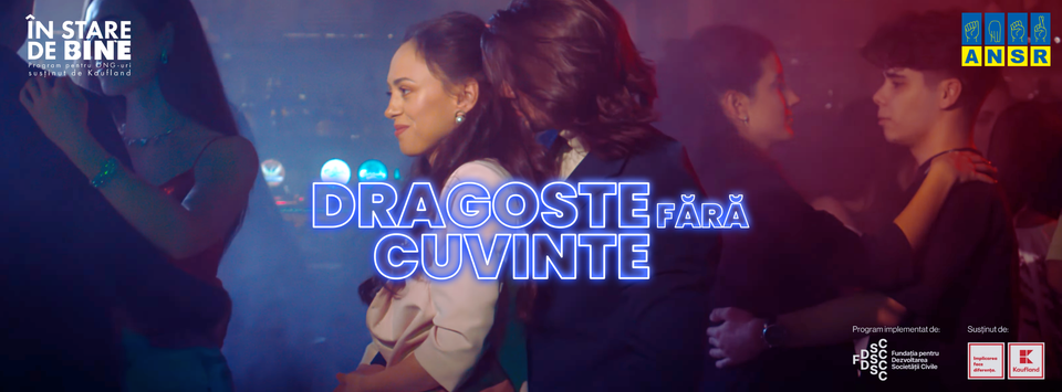 Imaginea este un afiș cu titlul „DRAGOSTE FĂRĂ CUVINTE”, evidențiat cu un text luminos, albastru. În prim-plan se văd mai multe cupluri tinere care dansează apropiat, într-un decor cu lumină de petrecere (culoare mov-albăstruie). Unii par să comunice prin gesturi, sugerând un context legat de persoanele cu deficiențe de auz. În colțul din stânga sus apare sigla programului „În Stare de Bine”, susținut de Kaufland. În colțul din dreapta sus este sigla ANSR (Asociația Națională a Surzilor din România), iar în dreapta jos sunt menționate Fundația pentru Dezvoltarea Societății Civile și alți susținători.