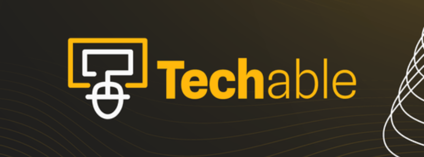 Logo pe fundal negru cu linii curbe aurii. În stânga apare un simbol grafic galben și alb ce reprezintă un ecran stilizat cu un mouse sub el. În dreapta este scris «Techable» – «Tech» cu galben intens și «able» cu galben deschis.