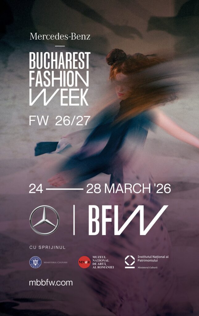 Afiș promoțional pentru „Mercedes-Benz Bucharest Fashion Week”, ediția FW 26/27, desfășurată în perioada 24–28 martie 2026. Imaginea prezintă o femeie în mișcare, cu efect de blur artistic, pe un fundal soft și elegant. Textul include denumirea evenimentului, perioada, logo-urile Mercedes-Benz și BFV, mențiunea sponsorilor instituționali și site-ul mbbfw.com.