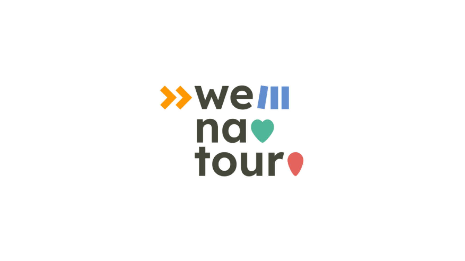 Logo „WeNaTour” pe fundal alb, cu două săgeți portocalii în stânga și textul stilizat „we || na ♥ tour”, unde literele sunt colorate în gri, albastru și verde, iar simbolurile inimă și picătură sugerează wellbeing și natură.